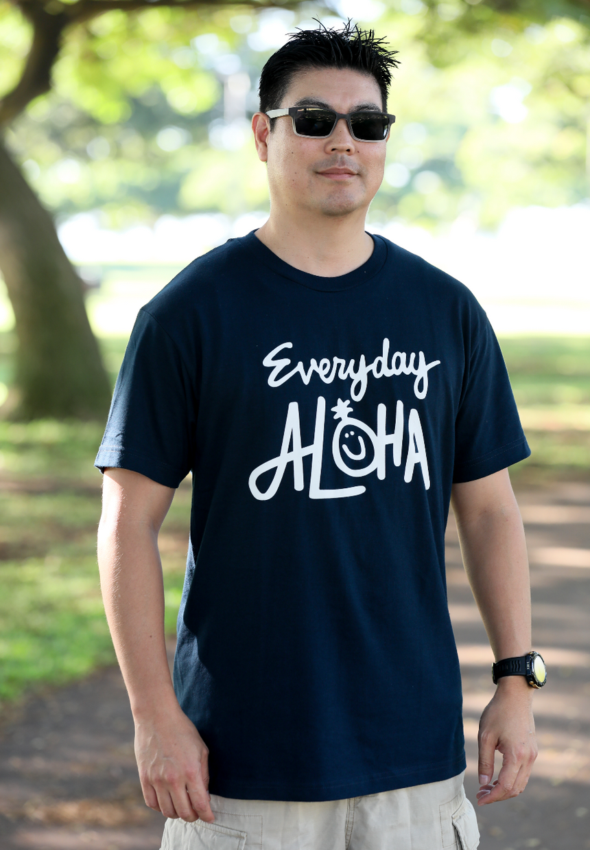 Everyday Aloha ロゴTシャツ ユニセックス ネイビー