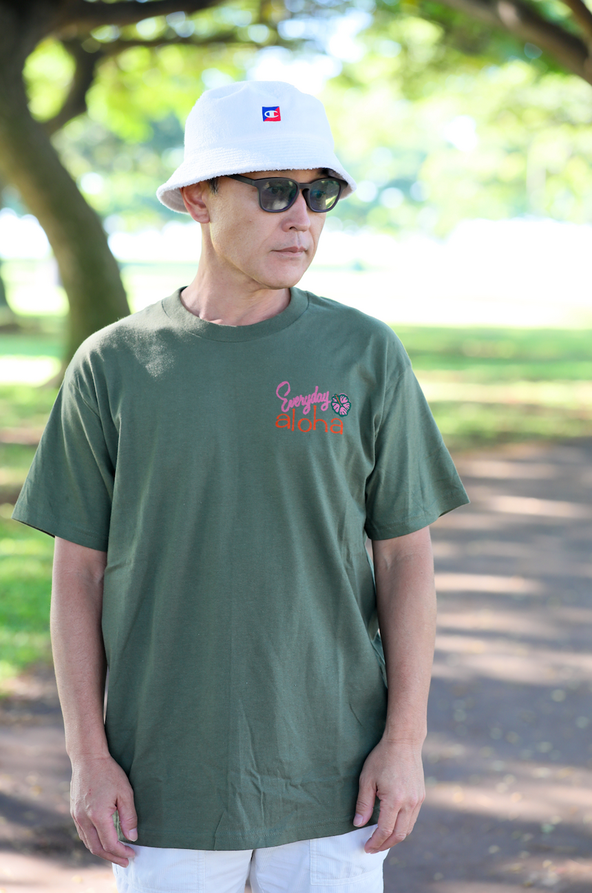 Everyday Aloha ロゴTシャツ ユニセックス グリーン