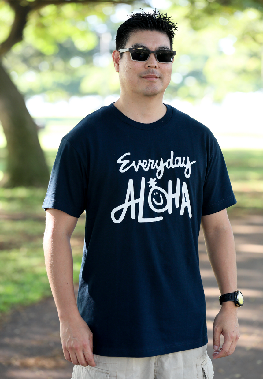 Everyday Aloha ロゴTシャツ　ユニセックス　ネイビー